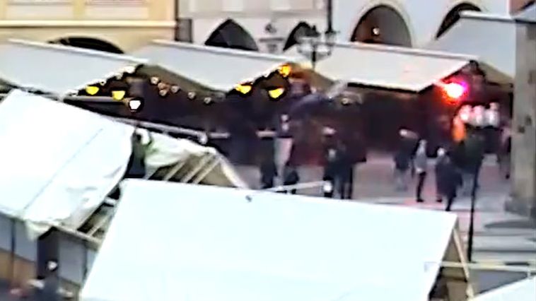 Pyrotechnika od fanouška letěla mezi turisty na Staroměstském náměstí. Policie ukázala video